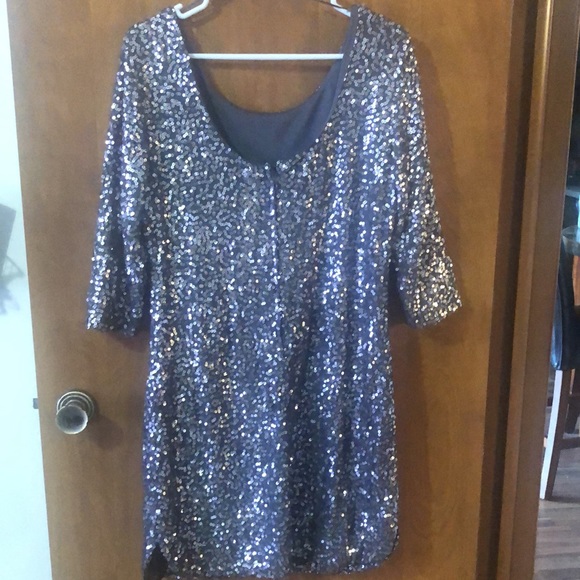 Gray sequined dress. Quarter sleeve/Mid thigh - Picture 3 of 6